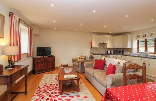 Babcary Cottage | BADGER COTTAGE, romantic, with a garden in Lydford-On-Fosse