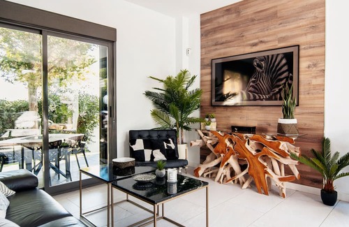 Palomares del Rio House | Holiday Home 'Casa Moderna Con Piscina' with Private Pool, Wi-Fi and Air Conditioning