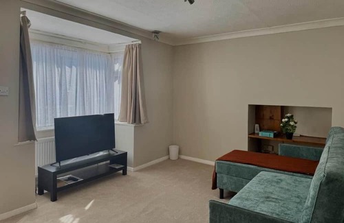 Uxbridge House | Bright 3 Bed Home in Green + Tranquil Gerrards Cross!