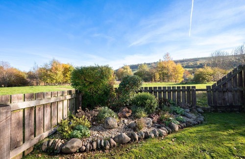 Drumnadrochit House | Wonderful private villa for 6 guests with WIFI, TV and patio