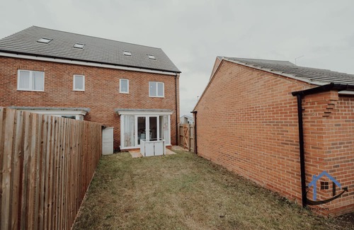 Market Harborough Apartment | Moore House - 3 Bed 3.5 bathroom with enclosed garden drive way x2 vehicles