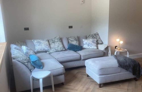 Earls Barton Hotel | Charming ensuite room own entrance and guestlounge