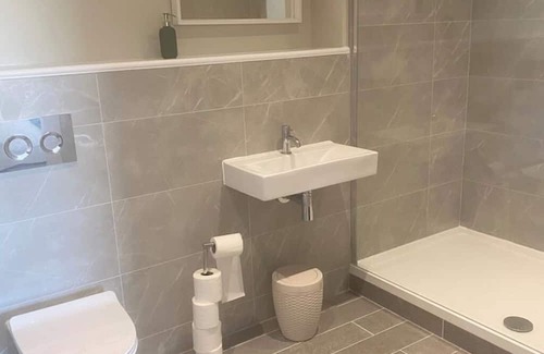 Earls Barton Hotel | Charming ensuite room own entrance and guestlounge