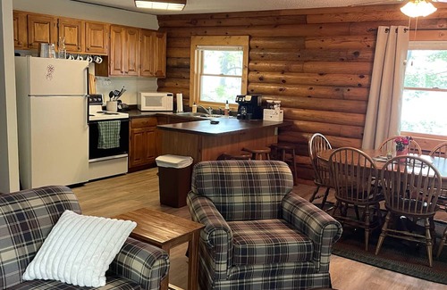 Turtle Lake Cabin | Beautiful lakeside log cabin on Horseshoe Lake