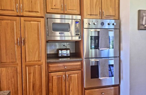 Fargo House | Luxury 6BR Home in Desired Neighborhood