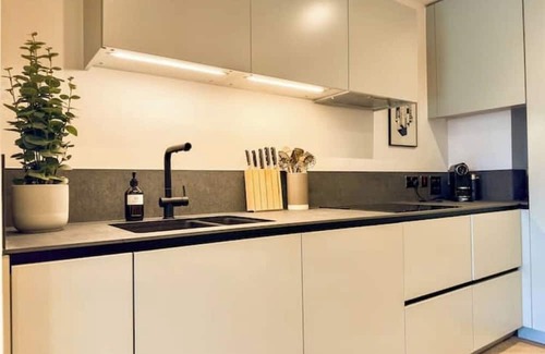 Brighton City Centre House | 🏖️ Stylish Luxury Maisonette Minutes from Brighton Pier | Gym, Cinema & Patio