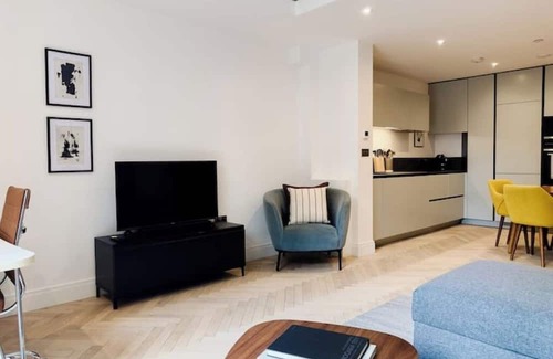 Brighton City Centre House | 🏖️ Stylish Luxury Maisonette Minutes from Brighton Pier | Gym, Cinema & Patio