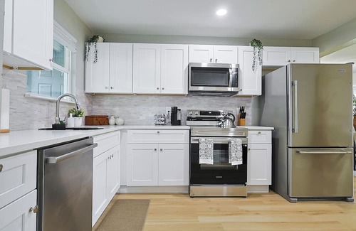 Farmers Branch House | Tranquil Modern 3BR 8 Sleeps Retreat Sauna/Hot Tub/Gym/Game Corporate/Family