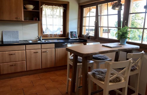 Hinterzarten Apartment | Holiday Apartment 'Hirschsprung' with Mountain View, Private Terrace and Wi-Fi