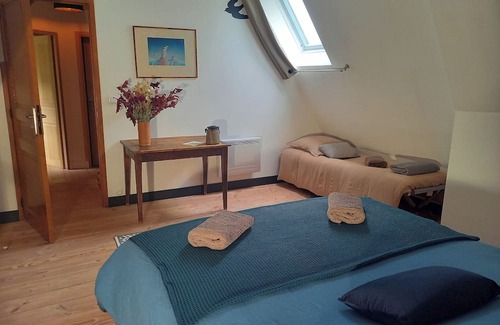 Angiens Bed & Breakfast | Blue room for 4 people at "Maison Silleron". Breakfast included. 5*
