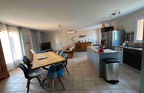 Mejannes-le-Clap House | Holiday Home 'Villa' with Private Pool, Wi-Fi and Air Conditioning