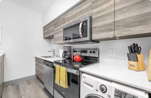 Vernon Resort | Lakeview King Studio Suite with Full Kitchen – $2,000/Month Rental in Vernon, BC