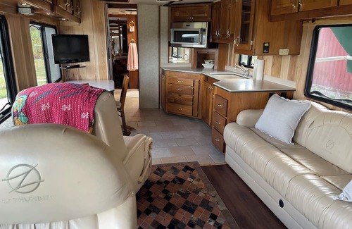 English House | Cozy motor home in Adorable English with all amenities inside and out!