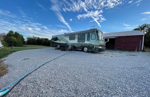 English House | Cozy motor home in Adorable English with all amenities inside and out!