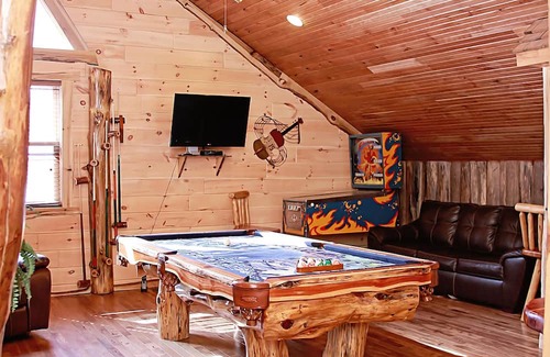 Pecks Mill Cabin | Deluxe 4 Bedroom Log Cabin
