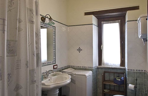 Uncinano Bed & Breakfast | SUITE TWO BEDROOM AND BATHROOM
