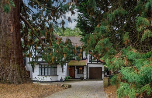 Canons House | Beautiful Tudor House - 15 mins to Wembley Stadium