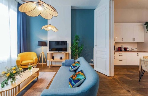 Lower Town Apartment | Modern Comfort by Grand Place
