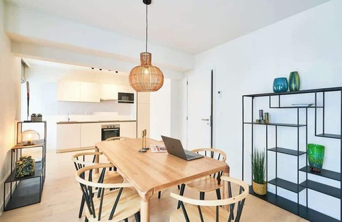 Plasky Apartment | NATO & EU 2BR Aprt - Free Luggage Room