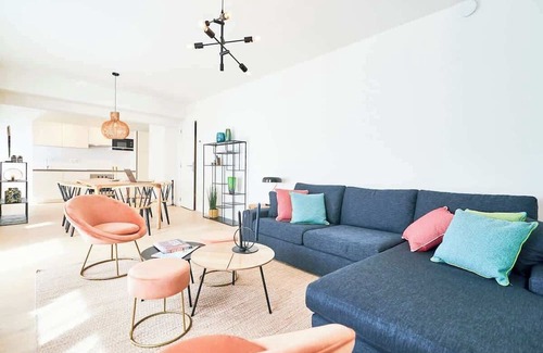 Plasky Apartment | NATO & EU 2BR Aprt - Free Luggage Room