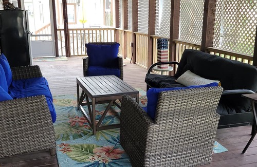 Elberta House | 2-BR Getaway w/HUGE screened porch, Golf Cart, Pool, & Boat Ramp near Wolf Bay