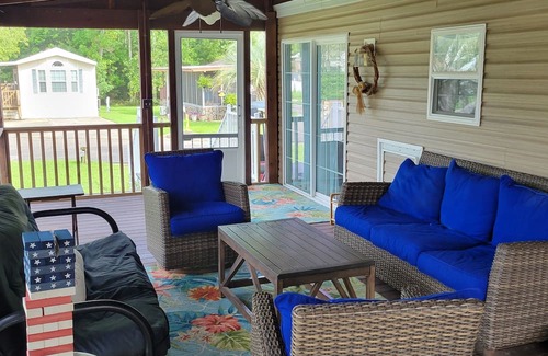 Elberta House | 2-BR Getaway w/HUGE screened porch, Golf Cart, Pool, & Boat Ramp near Wolf Bay