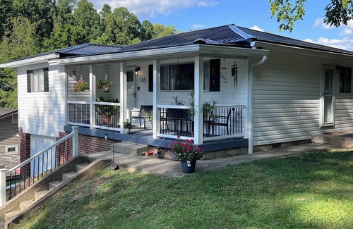 Coal Grove House | Modern Comfort Near KDMC: 3BR Home w/Workspace & Coffee Bar