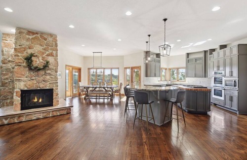Eden Prairie House | Spacious 5-bedroom house with fitness room and AC in beautiful Eden Prairie