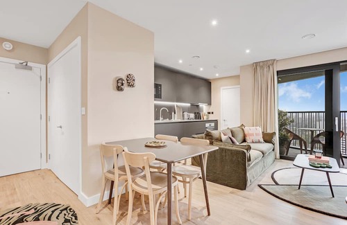 Bromley North Apartment | Elegant two-bedroom flat with a spacious balcony