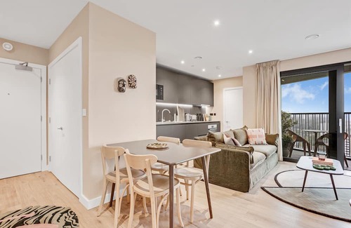 Bromley North Apartment | Elegant two-bedroom flat with a spacious balcony