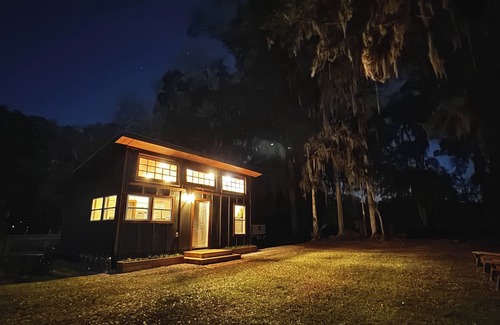 Reddick Cottage | Grass Campers Charming 1 Bedroom Cow Farm Cottage near WEC