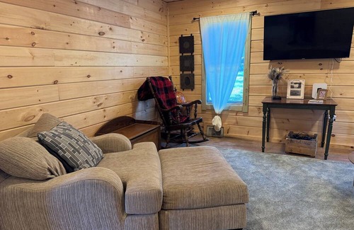 Alexandria Bay House | Enjoyable 2-bedroom house with AC in Alexandria Bay with kids play loft