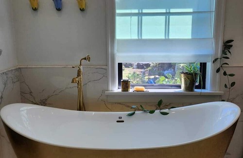 Victoria West Bed & Breakfast | Sunlit Haven Near the Harbour