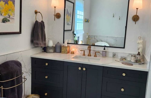 Victoria West Bed & Breakfast | Sunlit Haven Near the Harbour