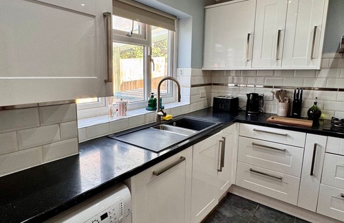 Harlington House | The Aviator | Modern Large 4 Bed Property | London | Mins From Heathrow