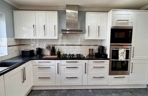 Harlington House | The Aviator | Modern Large 4 Bed Property | London | Mins From Heathrow
