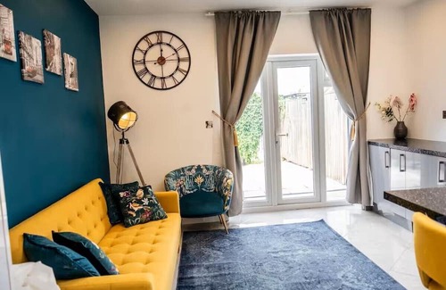Selhurst Apartment | Delightful 1 Bedroom Apartment with Garden