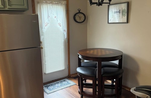 Lyle House | Cozy getaway on Grove