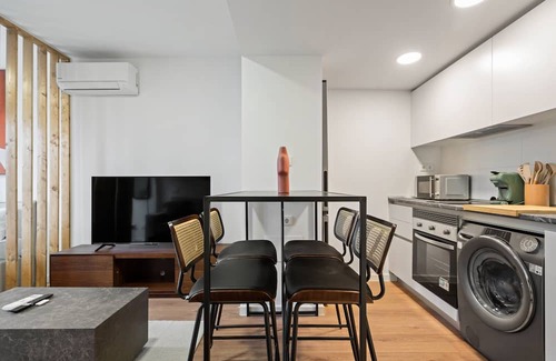 San Sebastian de los Reyes Apartment | Exclusivo apartamento con terraza privada, piscina, gimnasio y coworking