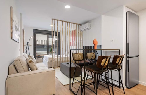 San Sebastian de los Reyes Apartment | Exclusivo apartamento con terraza privada, piscina, gimnasio y coworking