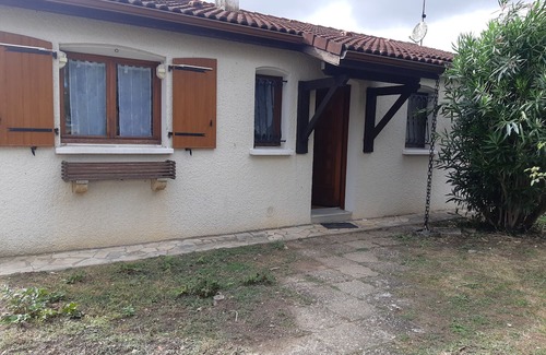 Saintes House | Holiday Home 'Maison De Famille' with Private Terrace and Private Garden