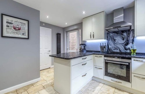 Runnymede House | Homely 4 Bedroom House Addlestone