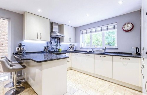 Runnymede House | Homely 4 Bedroom House Addlestone