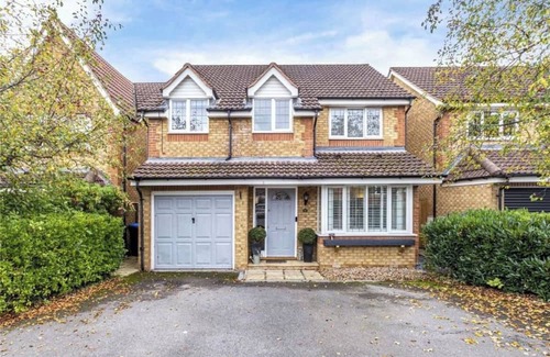 Runnymede House | Homely 4 Bedroom House Addlestone