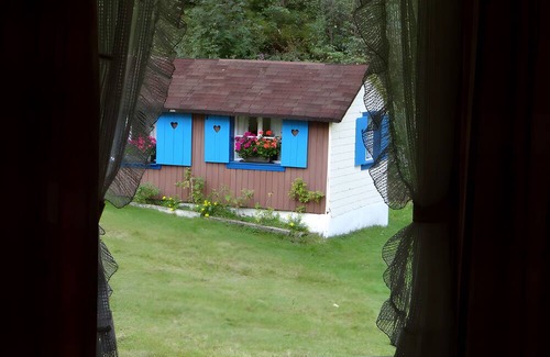 Am Bach Apartment | Holiday Apartment '3, 45sqm' with Private Terrace, Shared Garden and Wi-Fi