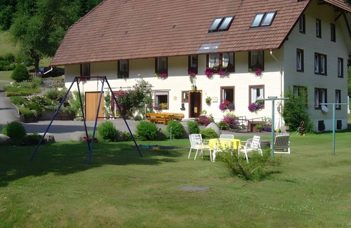 Am Bach Apartment | Holiday Apartment '4, 36sqm' with Shared Garden and Wi-Fi