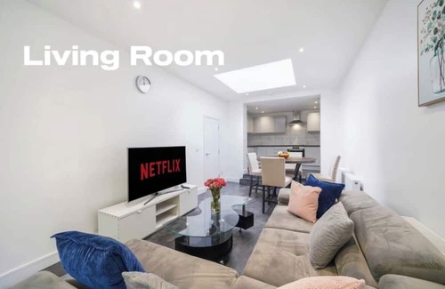 Fryent Apartment | Modern 3 Bed room Apartment with 4 Beds and 2 Full Bathrooms - Sleeps 6