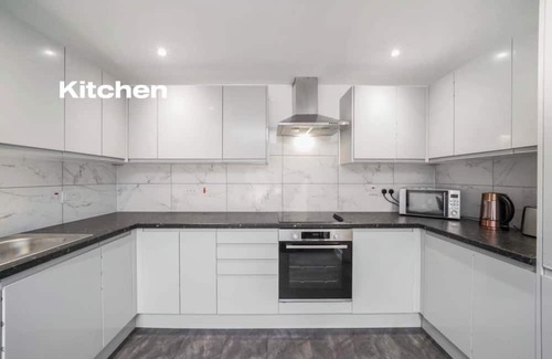 Fryent Apartment | Modern 3 Bed room Apartment with 4 Beds and 2 Full Bathrooms - Sleeps 6