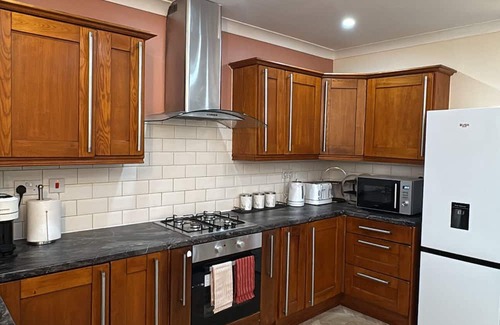 Forest Gate Apartment | Prime Location 2BR Apartment In Greater London