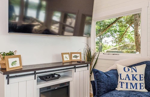 Mecosta Cottage | Lakefront | Sauna, Kayaks, Fire Pit, & Huge Deck